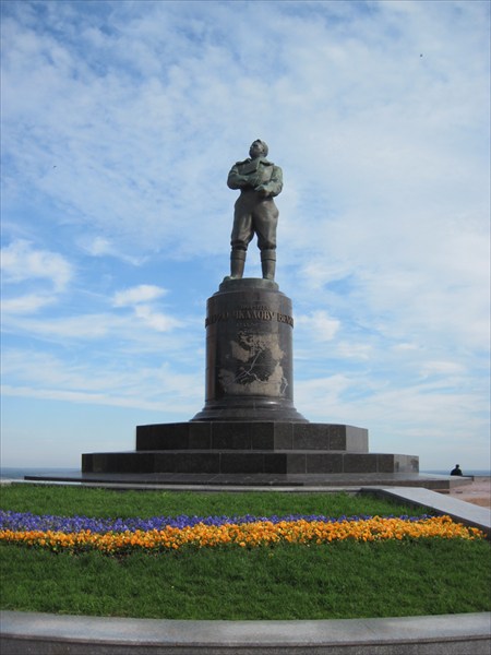 104.Памятник Чкалову